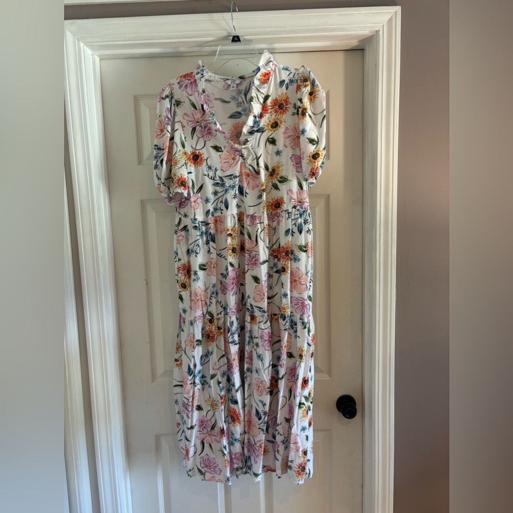 Beautiful floral Crown & Ivy dress. Size XL EUC